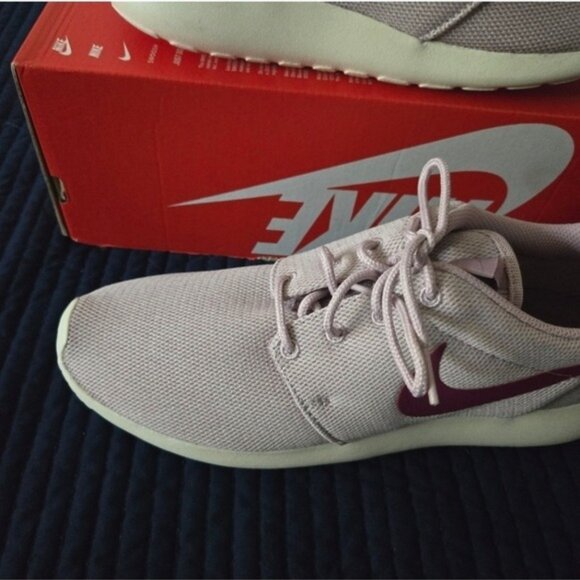 Nike Roshe One Women Size 11 Plum Chaulk True Berry 112025 Gf - Picture 4 of 12